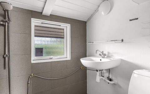 Dior - 800M from the Sea: Idraulico Fixture, Bagno, Pavimentazione, Pavimento, Soffitto, Interior Design, Gabinetto, Idraulico, Lavello, Rubinetto