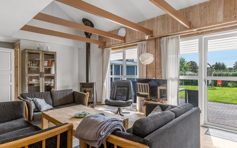 Helrun - 800M from the Sea: Mobilia, Interior Design, Pavimentazione, Pavimento, Legna, Divano, Soffitto, Pavimento In Legno, Camera, Soggiorno