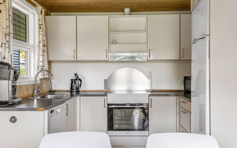 Helrun - 800M from the Sea: Elettrodomestico Da Cucina, Cucina, Pavimentazione, Interior Design, Controsoffitto, Apparecchio Major, Legna, Mobilia, Soffitto, Pavimento
