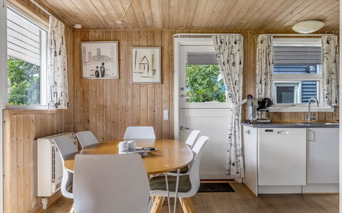 Helrun - 800M from the Sea: Mobilia, Pavimentazione, Interior Design, Legna, Pavimento, Soffitto, Cucina & Sala Da Pranzo Tavolo, Sala Da Pranzo, Casa, Pavimento In Legno