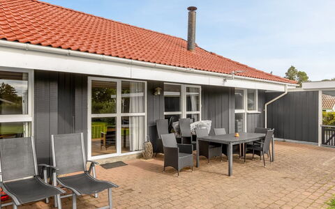 Helrun - 800M from the Sea: Casa, Shade, Estate, Mobili Da Esterno, Ricorrere, Sedia, Cortile, Portico, Latifoglie, Design