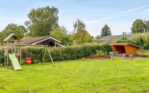Helrun - 800M from the Sea: Erba, Giardino, Arbusto, Lotto, Prato, Groundcover, Backyard, Shade, Landscaping