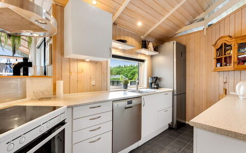 Tobias - 30Km from the Sea: Cucina, Controsoffitto, Legna, Idraulico Fixture, Interior Design, Elettrodomestico Da Cucina, Pavimentazione, Lavello, Soffitto, Lavandino Della Cucina