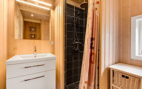 Tobias - 30Km from the Sea: Pavimentazione, Parete, Pavimento, Legna, Interior Design, Idraulico Fixture, Lavandino Del Bagno, Soffitto, Mobiletto Del Bagno, Lavello