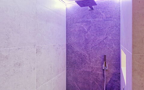 Das Maridl: Idraulico Fixture, Pavimentazione, Soffitto, Pavimento, Idraulico, Lampada, Bagno, Piastrella, Soffione Doccia, Doccia