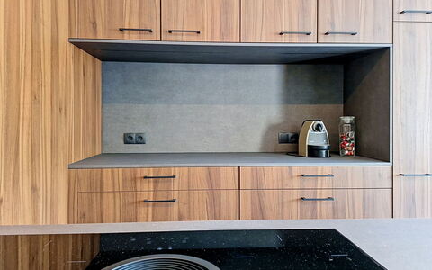 Das Maridl: Legna, Interior Design, Pavimentazione, Cabinetry, Mobilia, Controsoffitto, Pavimento, Cucina, Credenza, Color Legno