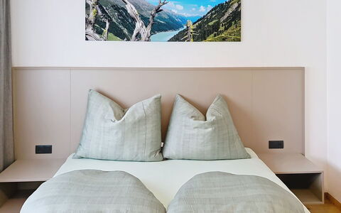 Das Maridl: Interior Design, Camera Da Letto, Legna, Letto, Mobilia, Pavimento, Pavimentazione, Lenzuolo, Camera, Bedding