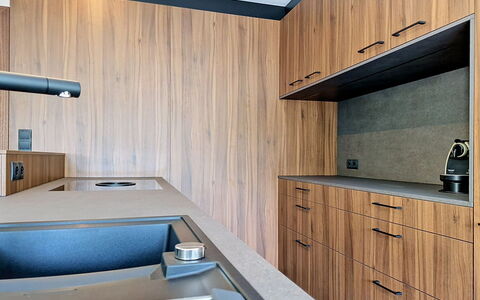 Das Maridl: Legna, Interior Design, Pavimentazione, Controsoffitto, Pavimento, Cabinetry, Cucina, Color Legno, Latifoglie, Lampada
