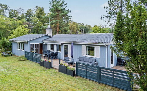 Karelia - 900M from the Sea: Casa, Casa, Tetto, Arbusto, Villetta, Zona Residenziale, Raccordo, Portico, Giardino, Estate