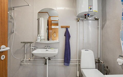 Karelia - 900M from the Sea: Idraulico Fixture, Toilet Seat, Bagno, Pavimentazione, Lavello, Interior Design, Gabinetto, Pavimento, Lavandino Del Bagno, Idraulico