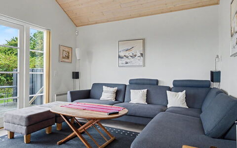 Gunda - 150M from the Sea: Mobilia, Legna, Pavimentazione, Divano, Interior Design, Pavimento, Soggiorno, Casa, Appartamento