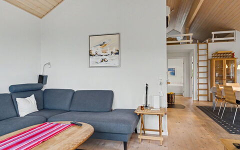 Gunda - 150M from the Sea: Legna, Pavimentazione, Mobilia, Interior Design, Soffitto, Pavimento, Camera, Casa, Soggiorno, Sedia
