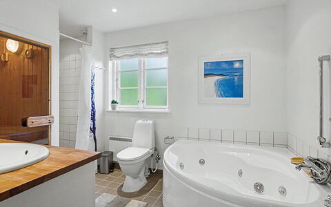Gunda - 150M from the Sea: Idraulico Fixture, Bagno, Vasca Da Bagno, Interior Design, Pavimentazione, Soffitto, Pavimento, Idraulico, Rubinetto, Casa