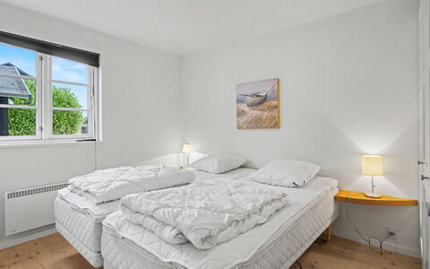 Gunda - 150M from the Sea: Casa, Camera Da Letto, Letto, Bedding, Appartamento, Telaio Del Letto, Lenzuolo, Congelamento, Illuminazione Diurna, Hotel