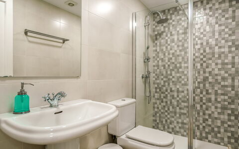 Sa Serra: Bagno, Toilet Seat, Idraulico Fixture, Gabinetto, Pavimentazione, Interior Design, Pavimento, Lavandino Del Bagno, Lavello, Idraulico