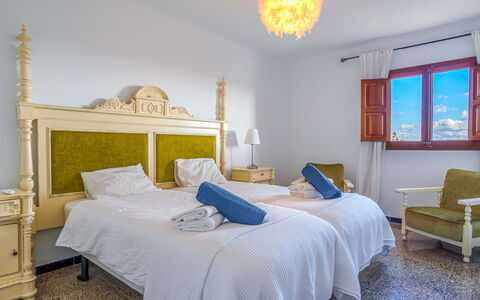 Sa Serra: Camera Da Letto, Letto, Mobilia, Lenzuolo, Bedding, Pavimento, Telaio Del Letto, Appartamento, Comodino, Ricorrere