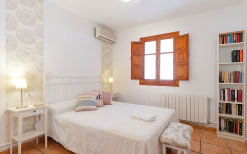 Aurea: Mobilia, Letto, Camera Da Letto, Interior Design, Legna, Pavimentazione, Pavimento, Soffitto, Lenzuolo, Camera