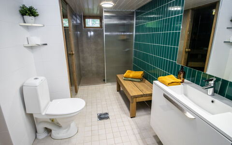 Salo 640: Idraulico Fixture, Pavimentazione, Bagno, Lavello, Lavandino Del Bagno, Pavimento, Gabinetto, Rubinetto, Idraulico, Interior Design