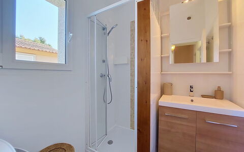 Casa San Ciprianu: Parete, Pavimentazione, Idraulico Fixture, Pavimento, Bagno, Legna, Lavandino Del Bagno, Interior Design, Idraulico, Rubinetto