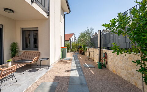 Le Vito: Zona Residenziale, Casa, Flagstone, Materiale Composito, Giardino, Calcestruzzo, Driveway, Shade, Passerella, Landscaping