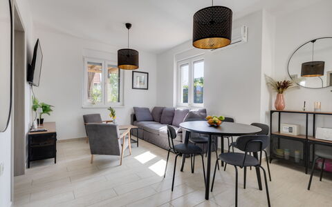 Le Vito: Mobilia, Interior Design, Pavimentazione, Tavolo, Legna, Sedia, Pavimento, Divano, Soggiorno, Camera