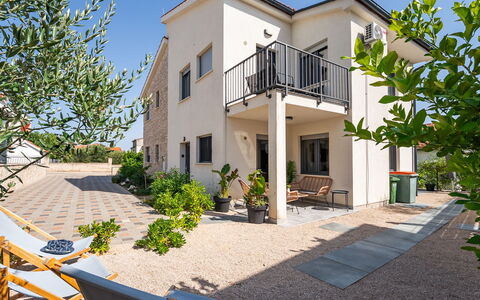 Le Vito: Zona Residenziale, Facciata, Casa, Casa, Porta, Estate, Shade, Balcone, Driveway, Sobborgo