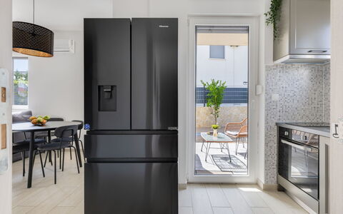 Le Vito: Apparecchio Major, Elettrodomestico Da Cucina, Interior Design, Frigorifero, Pavimentazione, Cucina, Elettrodomestico, Pavimento In Legno, Mensola, Scaffalature