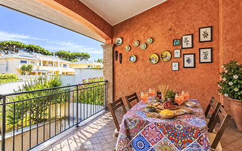 La Tana del Granchio: Mobilia, Sedia, Cucina & Sala Da Pranzo Tavolo, Vaso Di Fiori, Tavolo Esterno, Mobili Da Esterno, Pianta Della Casa, Balcone, Giardino, Terrazza