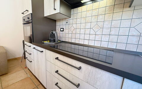Alpamar: Cucina, Controsoffitto, Pavimentazione, Cucina Stufa, Pavimento, Interior Design, Elettrodomestico Da Cucina, Piastrella, Apparecchio Major, Cabinetry