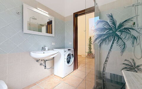 Alpamar: Pavimentazione, Pavimento, Interior Design, Idraulico Fixture, Parete, Soffitto, Bagno, Camera, Illuminazione, Lavatrice