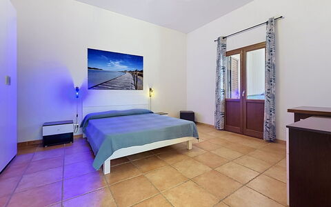 Alpamar: Pavimentazione, Pavimento, Interior Design, Soffitto, Mobilia, Camera, Appartamento, Letto, Camera Da Letto, Sedia