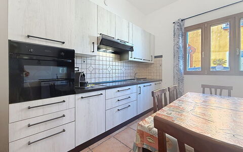 Alpamar: Cucina, Controsoffitto, Pavimentazione, Elettrodomestico Da Cucina, Apparecchio Major, Interior Design, Cabinetry, Pavimento, Camera, Casa