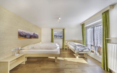 Chalet Dumbria Dolomites: Camera Da Letto, Latifoglie, Color Legno, Letto, Telaio Del Letto, Hotel, Geomorfologia Glaciale, Pavimento In Legno, Bedding, Alpi