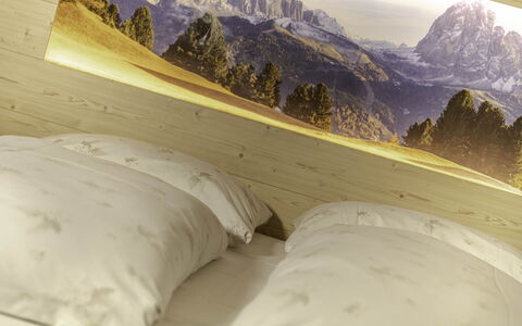 Chalet Dumbria Dolomites: Camera Da Letto, Catena Montuosa, Bedding, Lenzuolo, Letto, Biancheria, Cuscino, Telaio Del Letto, Alpi, Cresta