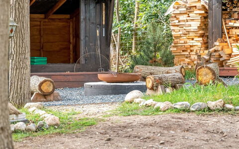 Geeske - 1.1Km from the Sea: Legna, Roccia, Giardino, Tronco, Backyard, Materiali Naturali, Landscaping, Latifoglie, Legname