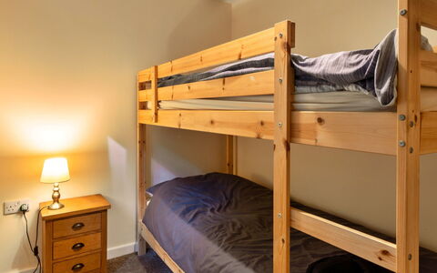 Daisy Valley Lodge: Letto, Camera Da Letto, Legna, Pavimentazione, Bedding, Interior Design, Pavimento, Lenzuolo, Mobilia, Camera