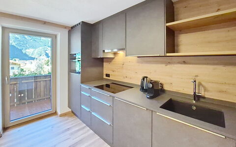Edelweiß: Cucina, Pavimentazione, Legna, Controsoffitto, Interior Design, Cabinetry, Casa, Pavimento, Elettrodomestico, Camera