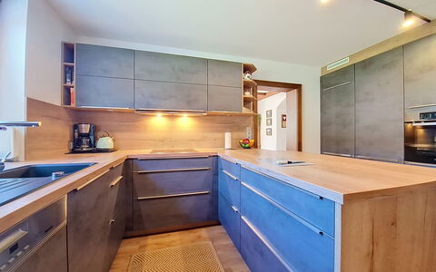Ferienhaus Lanzinger: Pavimentazione, Legna, Cucina, Controsoffitto, Interior Design, Soffitto, Mobilia, Pavimento, Cabinetry, Elettrodomestico Da Cucina
