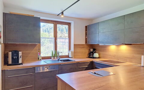 Ferienhaus Lanzinger: Pavimentazione, Controsoffitto, Cucina, Legna, Interior Design, Mobilia, Cabinetry, Elettrodomestico Da Cucina, Pavimento, Lampada