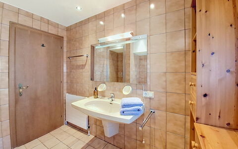Ferienhaus Lanzinger: Bagno, Pavimentazione, Idraulico Fixture, Interior Design, Pavimento, Lavandino Del Bagno, Idraulico, Soffitto, Rubinetto, Camera
