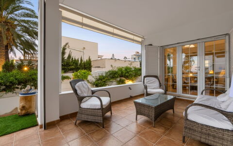 Rompeolas: Arbusto, Casa, Zona Residenziale, Casa, Giardino, Shade, Cortile, Cortile, Vaso Di Fiori