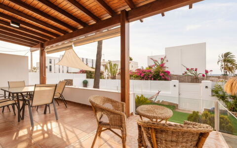 Rompeolas: Arbusto, Casa, Zona Residenziale, Casa, Giardino, Shade, Cortile, Cortile, Vaso Di Fiori