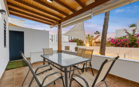 Rompeolas: Arbusto, Casa, Zona Residenziale, Casa, Giardino, Shade, Cortile, Cortile, Vaso Di Fiori