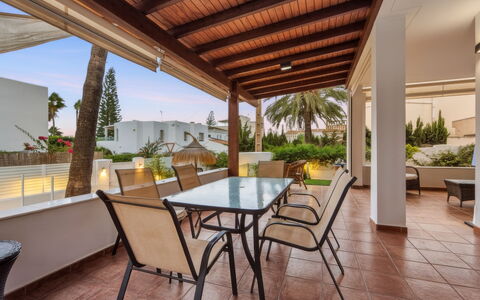 Rompeolas: Arbusto, Casa, Zona Residenziale, Casa, Giardino, Shade, Cortile, Cortile, Vaso Di Fiori