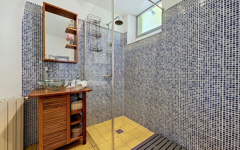 Chateau de la Favède: Bagno, Pavimentazione, Idraulico Fixture, Interior Design, Pavimento, Piastrella, Idraulico, Mosaico, Rubinetto, Materiale Composito