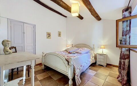 Chateau de la Favède: Mobilia, Letto, Interior Design, Camera Da Letto, Lenzuolo, Bedding, Soffitto, Legna, Pavimento, Camera