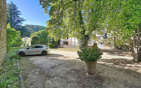 Chateau de la Favède: Albero, Car Famiglia, Driveway, Parcheggio, Veicolo Di Lusso, City Car, Vettura Mid-Size