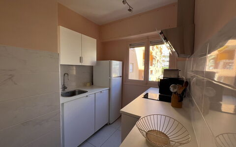 Le Magellan: Apparecchio Major, Pavimentazione, Pavimento, Cucina, Elettrodomestico Da Cucina, Controsoffitto, Interior Design, Cabinetry, Lavandino Della Cucina, Camera