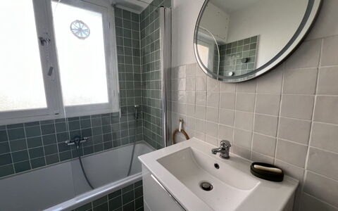 Le Magellan: Idraulico Fixture, Bagno, Parete, Pavimentazione, Pavimento, Interior Design, Rubinetto, Idraulico, Lavello, Piastrella