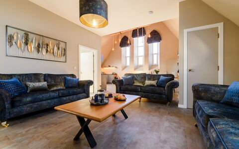 Towan Beach: Mobilia, Divano, Legna, Interior Design, Soggiorno, Casa, Pavimentazione, Pavimento, Illuminazione, Appartamento